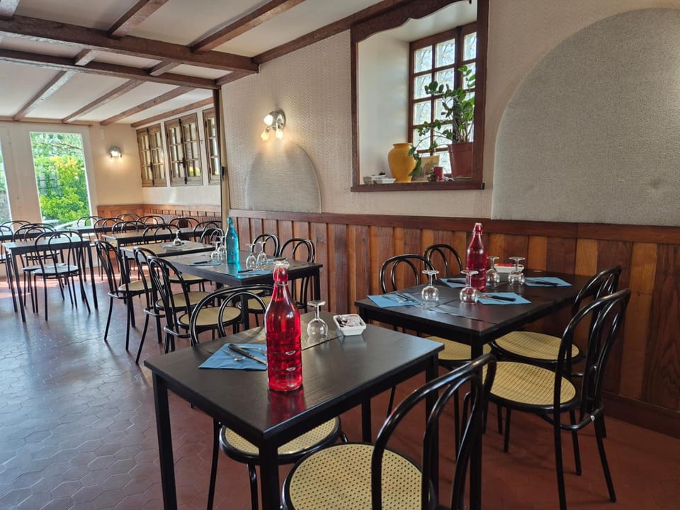 Logis Hotel Restaurant L'Oustal Hotel in Nouvelle-Aquitaine