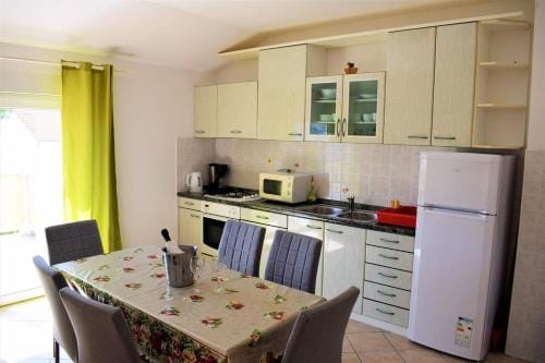 Apartments and rooms with parking space Lopar, Rab - 19238 Hotel in Lopar