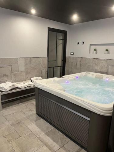 Chambre privatif spa Hotel in Hauts-de-France