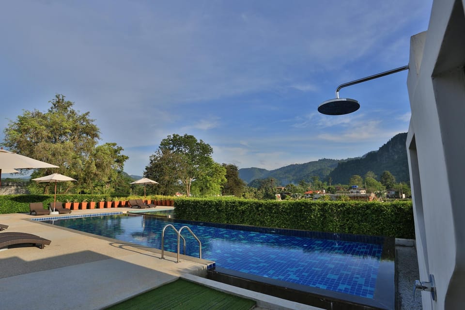 Swimming pool [outdoor]
