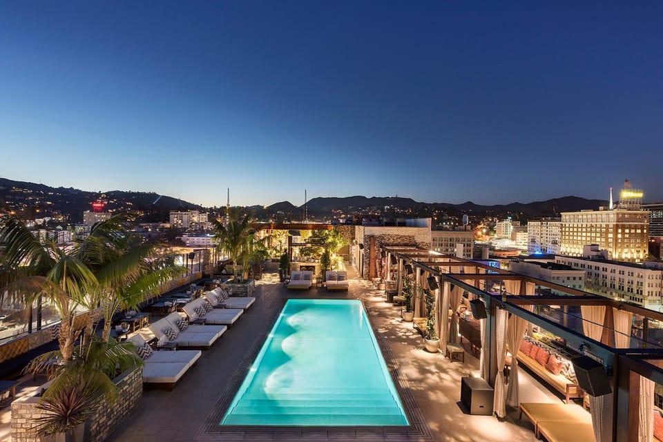 Swimming pool [outdoor]