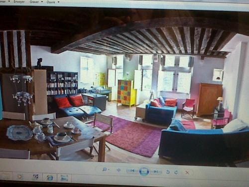 Les Trois Maillets, Monument Historique Hotel in Orléans