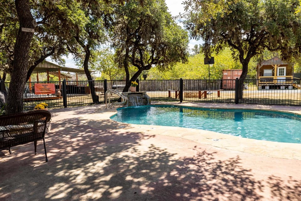 The Historic Leakey Inn Hotel in Leakey