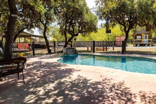 The Historic Leakey Inn Hotel in Leakey