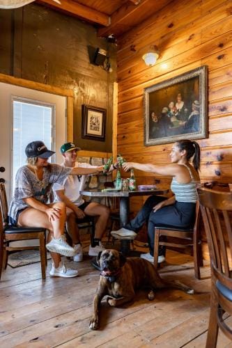 The Historic Leakey Inn Hotel in Leakey