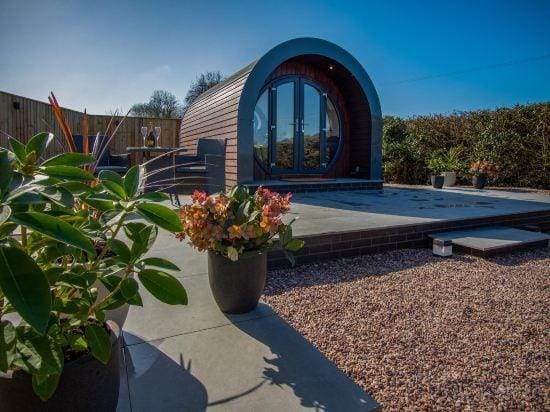 Bracken Burrows - 1 Bedroom Pod - New Hedges Hotel in Wales