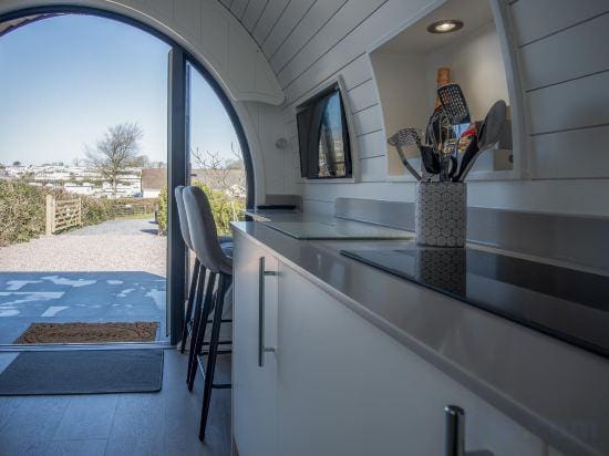 Bracken Burrows - 1 Bedroom Pod - New Hedges Hotel in Wales