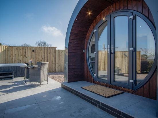 Bracken Burrows - 1 Bedroom Pod - New Hedges Hotel in Wales
