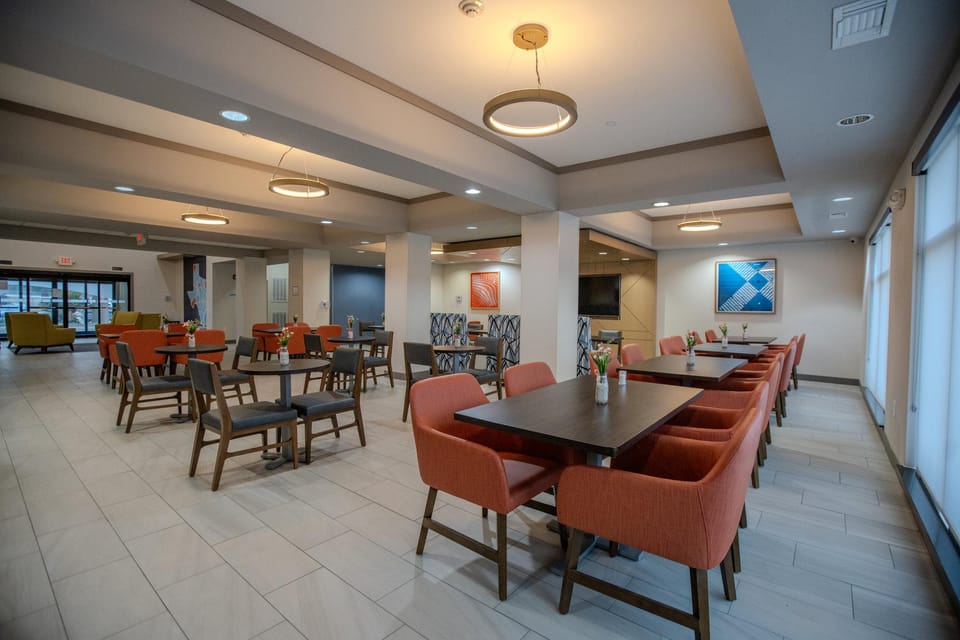 Holiday Inn Express & Suites Cleveland By IHG Hotel in Texas