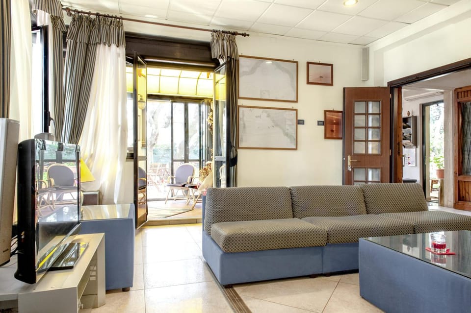 Shared lounge/TV area