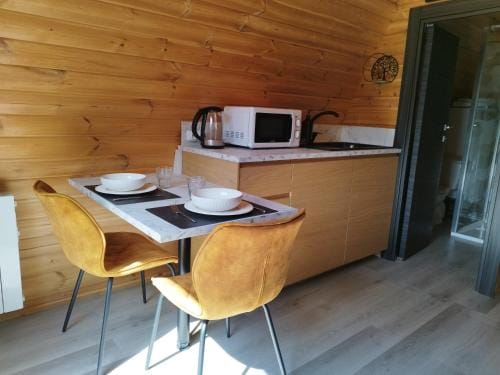 Cottage climatise avec terrasse privative et kitchenette Hotel in Brittany