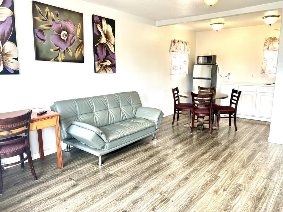 Royal Gateway Motel by OYO  Hotel in Bend