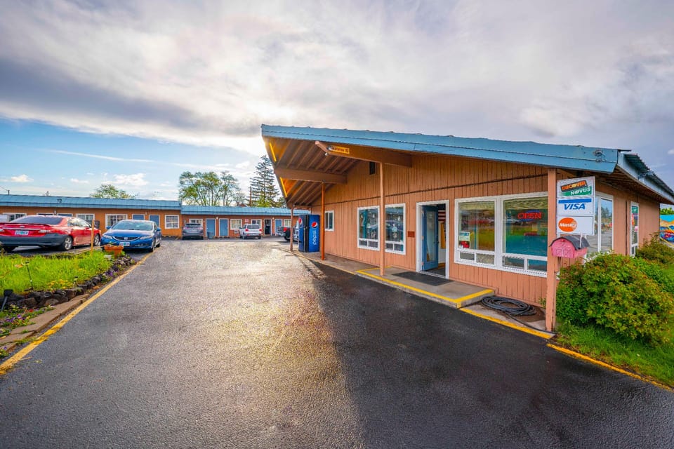 Royal Gateway Motel by OYO  Hotel in Bend