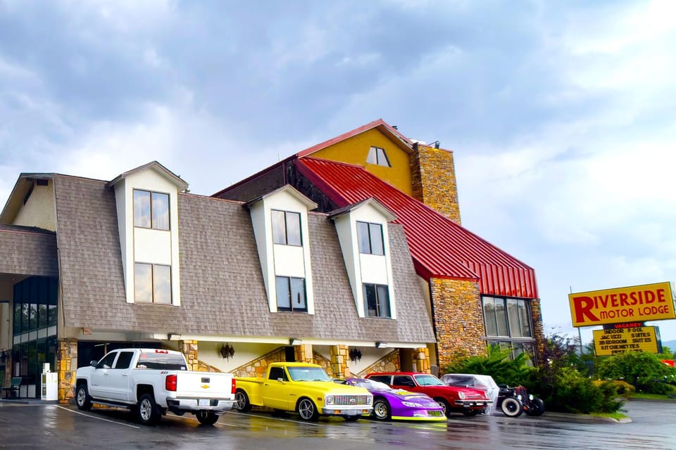 Tennessee Mountain Lodge Riverside by OYO Hotel in Pigeon Forge