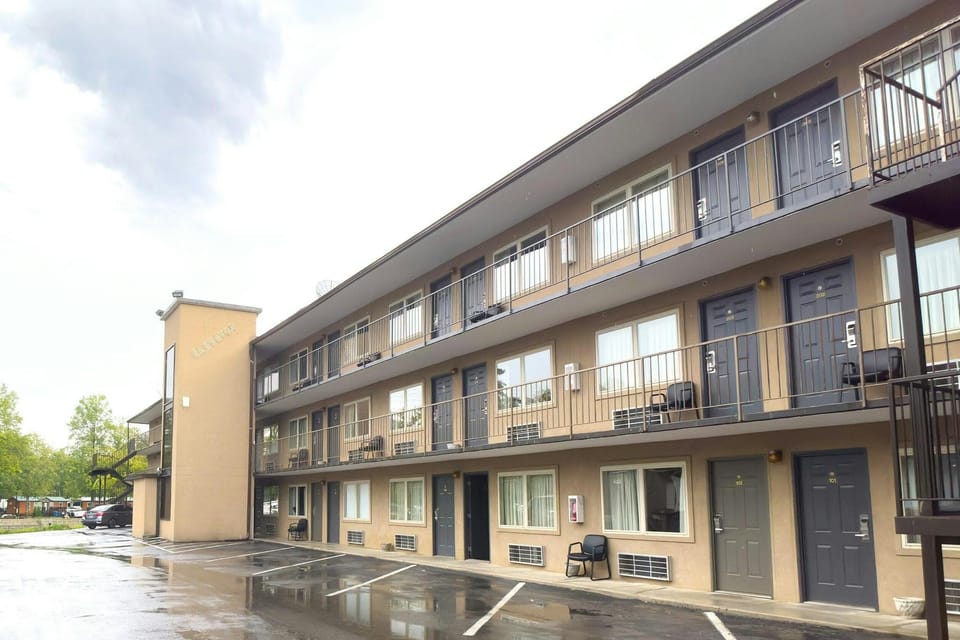 Tennessee Mountain Lodge Riverside by OYO Hotel in Pigeon Forge