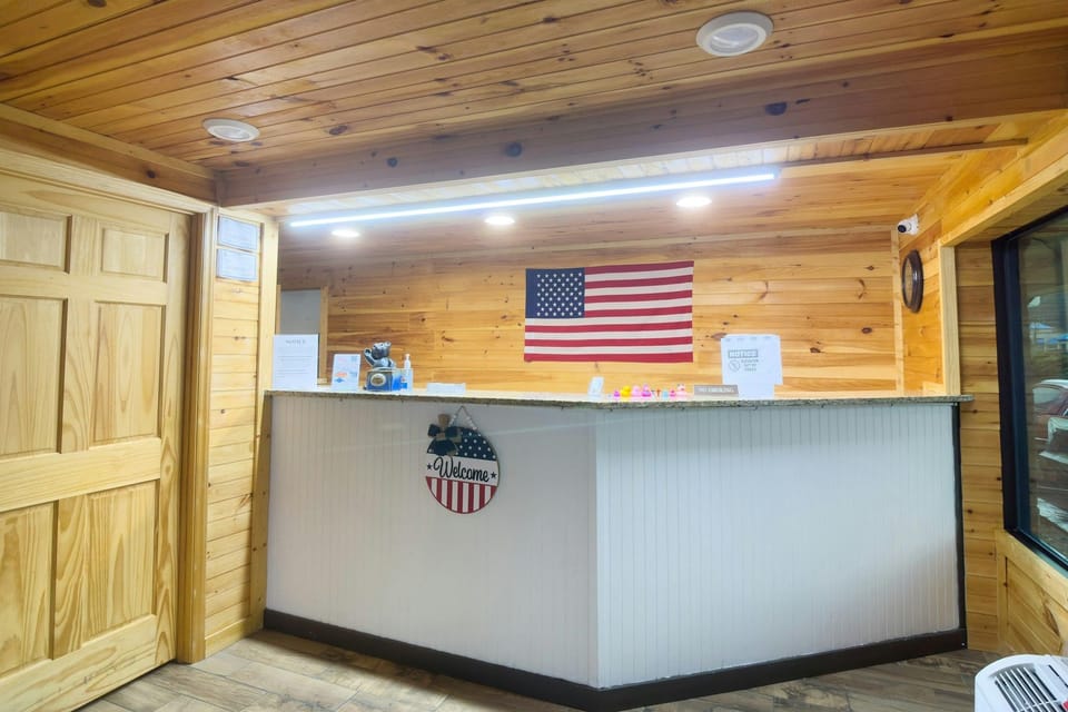 Tennessee Mountain Lodge Riverside by OYO Hotel in Pigeon Forge