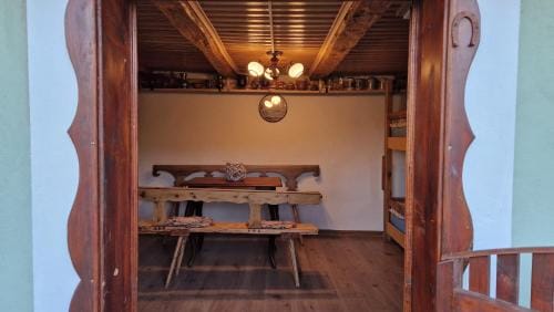 La salasul fermecat in Cheile Carasului Lodge in Timiș County