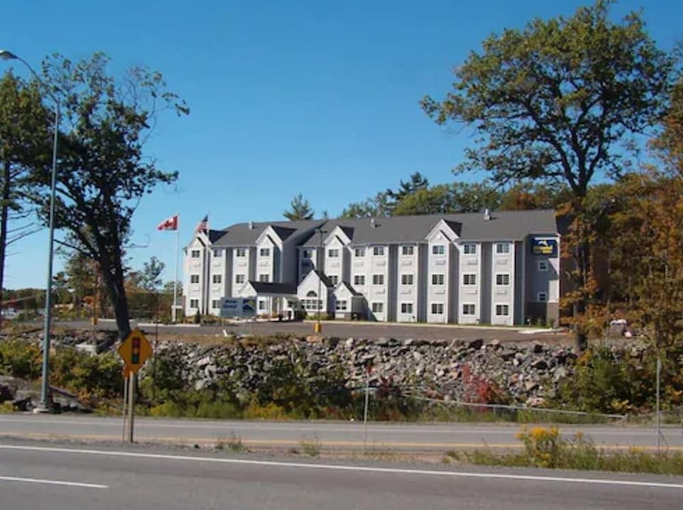 Parry Sound Inn & Suites Hotel in Parry Sound