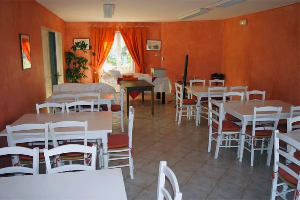 Hôtel Restaurant Les Cavalets Hotel in Bauduen
