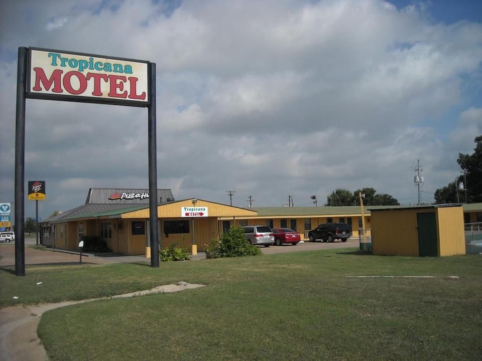 Tropicana Motel Hotel in Bastrop