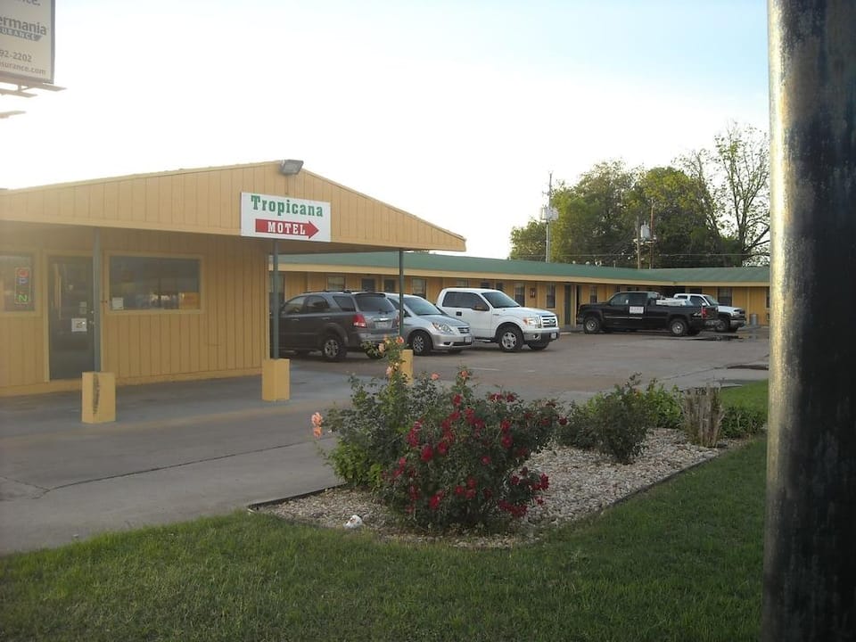 Tropicana Motel Hotel in Bastrop