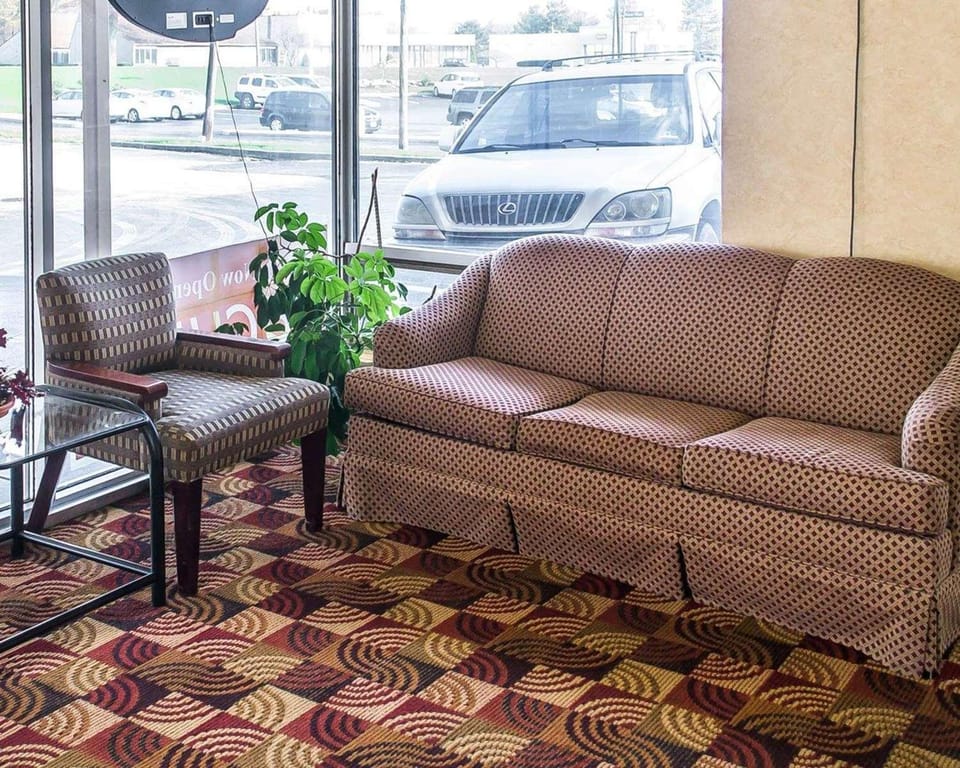 Econo Lodge & Suites Warren Hotel in Ohio