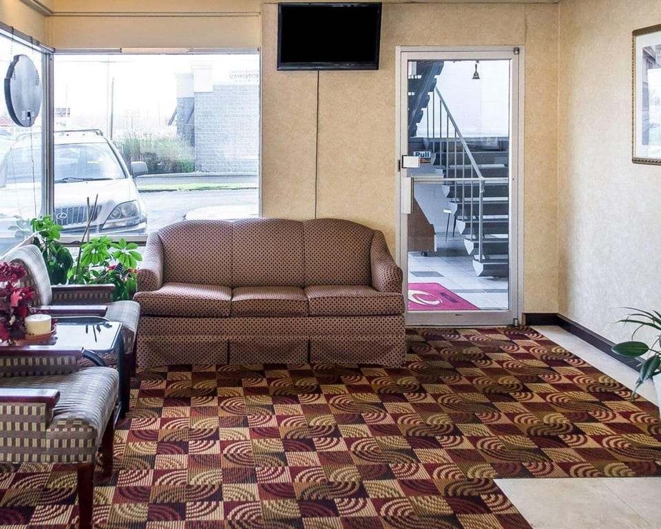 Econo Lodge & Suites Warren Hotel in Ohio