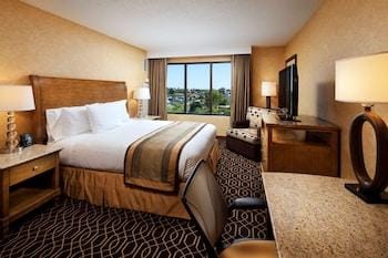 DoubleTree Suites by Hilton Anaheim Rsrt - Conv Cntr Hotel in Garden Grove