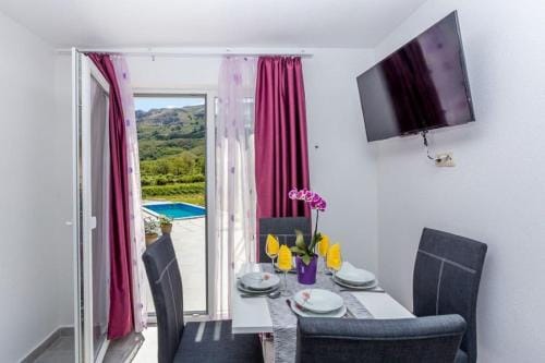 Apartman u kuci s bazenom - hacienda Hotel in Lika-Senj County