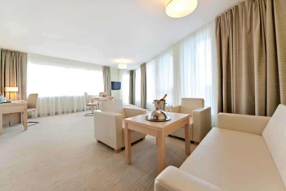 Shared lounge/TV area