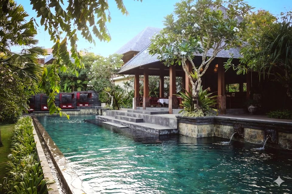 Swimming pool [outdoor]