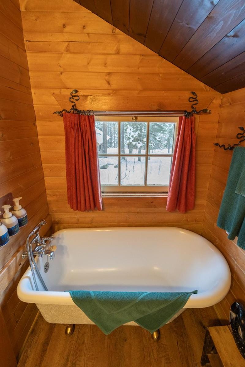 Storm Mountain Lodge & Cabins Hotel in Alberta