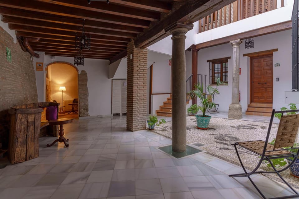 SUITES CASA DE LAS COLUMNAS Apartment hotel in Granada