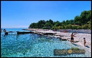 Deluxe 79m2 apartment with pool, 50 m2 garden lounge outdoor space Hotel in Okrug Gornji