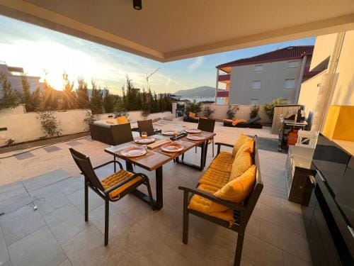 Deluxe 79m2 apartment with pool, 50 m2 garden lounge outdoor space Hotel in Okrug Gornji