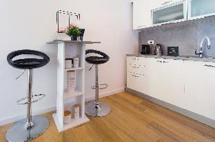Deluxe 79m2 apartment with pool, 50 m2 garden lounge outdoor space Hotel in Okrug Gornji