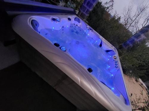 Le Mas des Roches Jacuzzi privatif Hotel in Provence-Alpes-Côte d'Azur