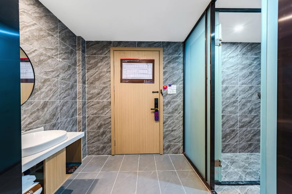 Jun Select Hotel Henan Zhengzhou Xinzheng Nanlong Lake Shawoli Metro Station Hotel in China
