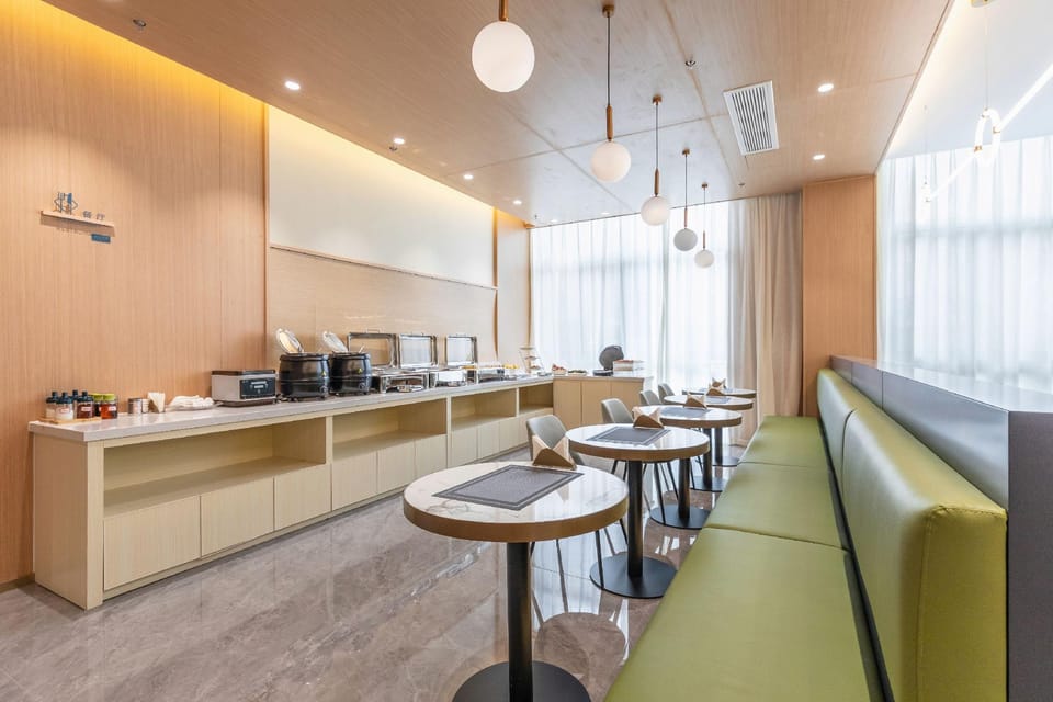 LANOU Hotel Shanghai Songjiang Sheshan National Forest Park Happy Valley Hotel in Shanghai