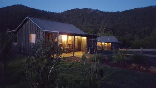 Rustic Hut Bush Retreat Hotel in Penguin