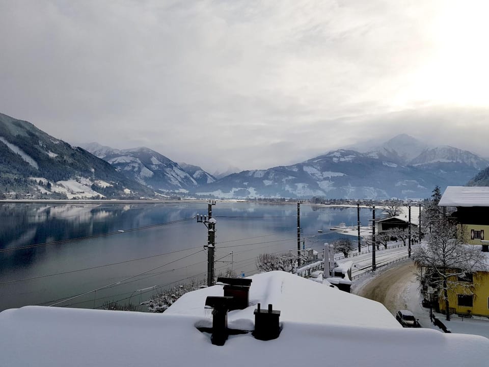 Anblick Appartement with lake view Hotel in Zell am See