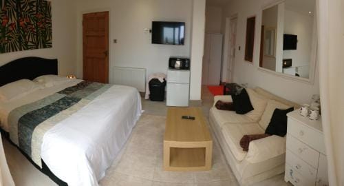 Surf Lookout - King size en-suite with sea views Lodge in Newquay