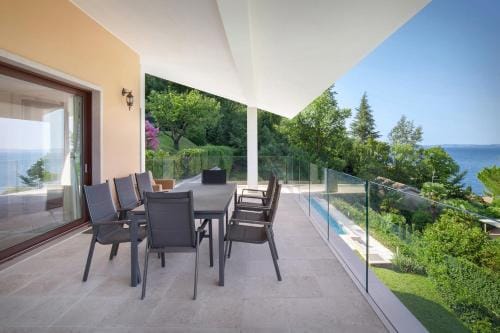 Villa Sybille With Pool And Lake View Hotel in Torri del Benaco