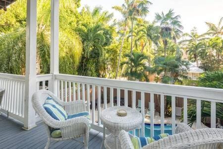Curry House- 3rd Floor, King Bed, & Balcony Room 8 Inn in Key West