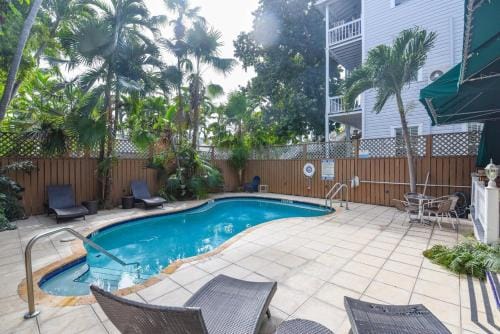 Curry House - Pool, King Bed & Balcony! Room 7 Inn in Key West