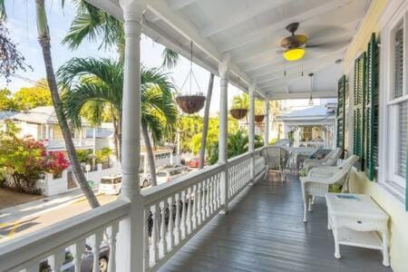 Curry House - Pool, King Bed & Balcony! Room 7 Inn in Key West