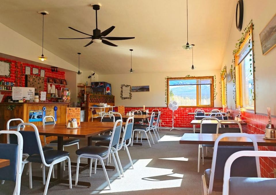 Cozy Corner Motel & Restaurant  Hotel in Yukon