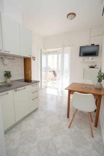 Apartments and rooms LJUBICA Hotel in Lun