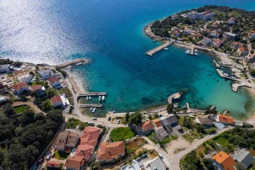 Apartments and rooms LJUBICA Hotel in Lun
