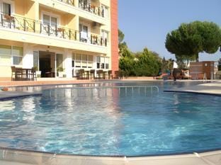 Swimming pool [outdoor]